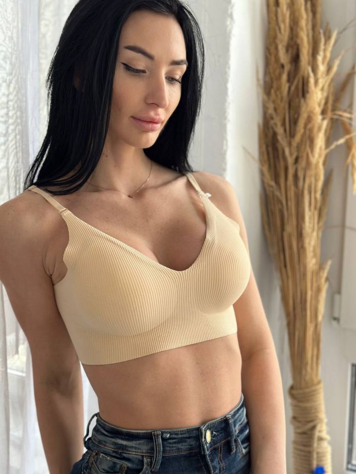 Безшовний топ з цікавою застібкою ззаду