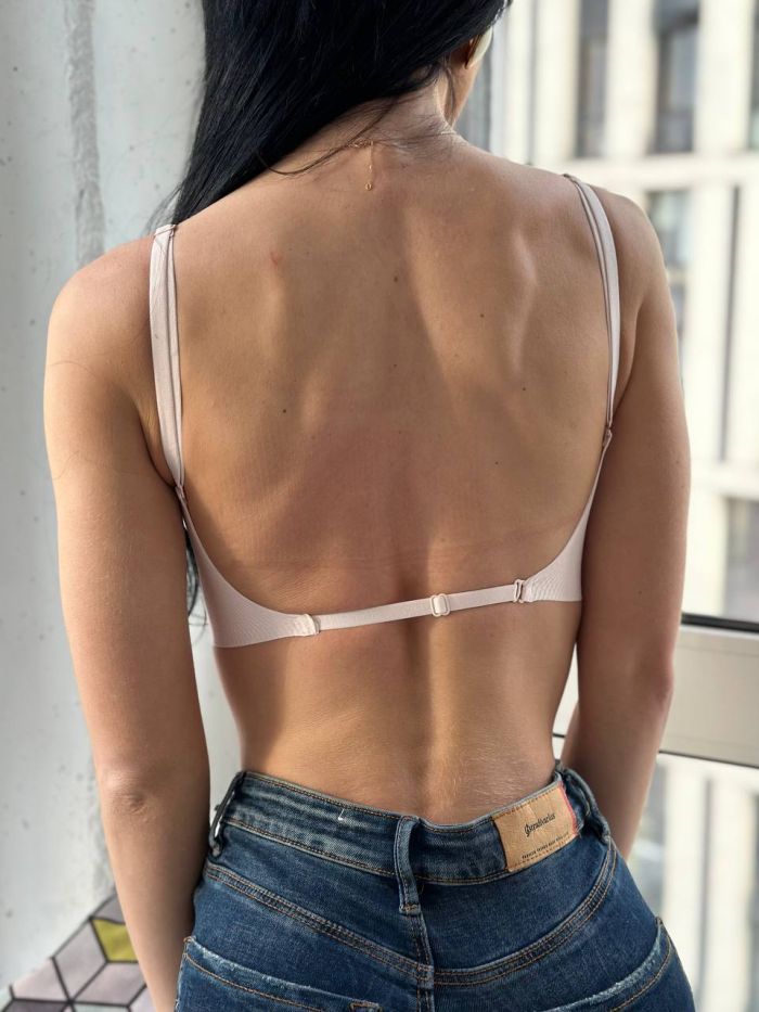 Безшовний топ з цікавою застібкою ззаду