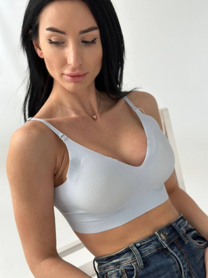 Безшовний топ з цікавою застібкою ззаду